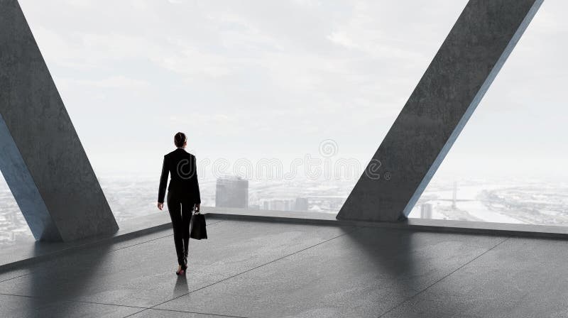 Είναι έτοιμη να αντιμετωπίσει τη νέα ημέρα στοκ φωτογραφίες Είναι έτοιμη να αντιμετωπίσει τη νέα ημέρα στοκ φωτογραφίες