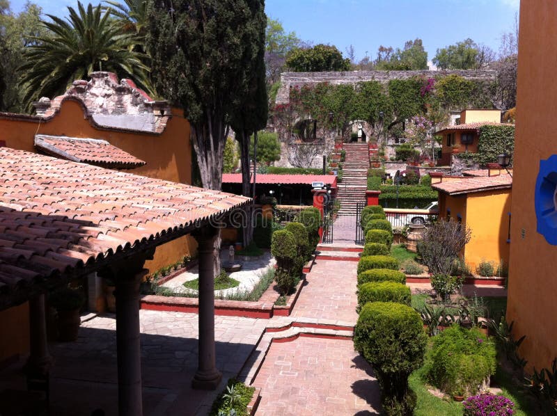 Είσοδος Hacienda με την όμορφη μετάβαση μεταξύ των δέντρων και των σκαλοπατιών στοκ φωτογραφίες με δικαίωμα ελεύθερης χρήσης