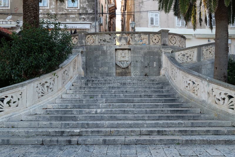 Είσοδος σκαλοπατιών στην παλαιά μεσαιωνική πόλη Korcula, Κροατία στοκ εικόνες Είσοδος σκαλοπατιών στην παλαιά μεσαιωνική πόλη Korcula, Κροατία στοκ εικόνες