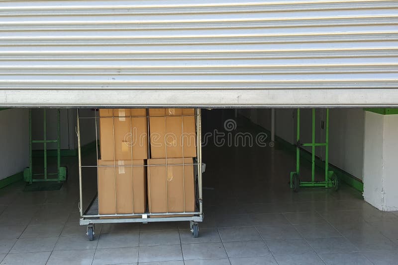 Είσοδος στις μόνες μονάδες αποθήκευσης, μεγάλο κάρρο με τα κιβώτια στο μέτωπο, πύλη μετάλλων στοκ εικόνες Είσοδος στις μόνες μονάδες αποθήκευσης, μεγάλο κάρρο με τα κιβώτια στο μέτωπο, πύλη μετάλλων στοκ εικόνες