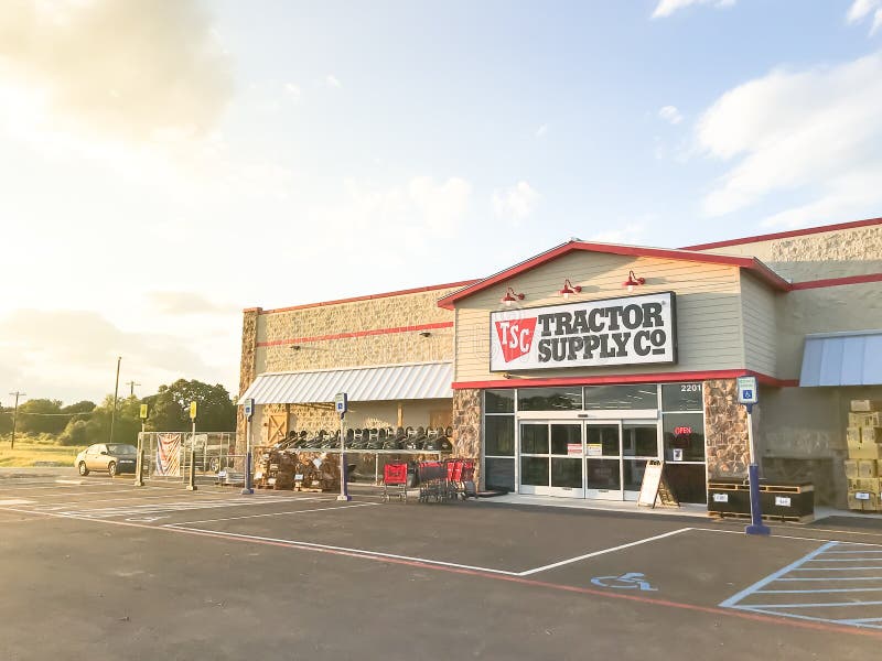 BARNTONVILLE, TX, US-SEPT 28, 2019: Entrance to Tractor Supply store near Argyle. Retail chain for home improvement, agriculture, lawn and garden maintenance, and livestock, equine and pet care. BARNTONVILLE, TX, US-SEPT 28, 2019: Entrance to Tractor Supply store near Argyle. Retail chain for home improvement, agriculture, lawn and garden maintenance, and livestock, equine and pet care