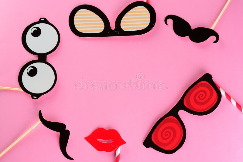 Εβραϊκή κάρτα εορτασμού Purim Ιουδαϊκή εορτή Χαριτωμένες μάσκες καρναβαλιού Γυαλιά, χείλη, μουστάκι σε ροζ φόντο στοκ φωτογραφίες