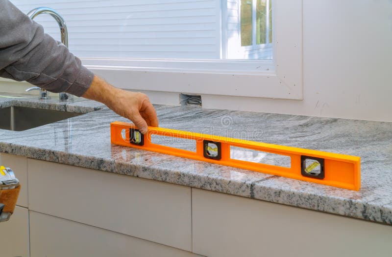 Εγκαθιστώντας με countertops γρανίτη την ανακαίνιση και την κουζίνα γρανίτη το εσωτερικό γραφείο στοκ φωτογραφία με δικαίωμα ελεύθερης χρήσης Εγκαθιστώντας με countertops γρανίτη την ανακαίνιση και την κουζίνα γρανίτη το εσωτερικό γραφείο στοκ φωτογραφία με δικαίωμα ελεύθερης χρήσης