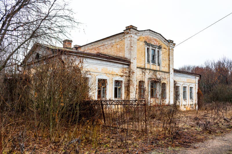 Εγκαταλειμμένο κτήμα Kudryavtsev στο χωριό Panskoe, 19ος αιώνας, Ρωσία στοκ εικόνα με δικαίωμα ελεύθερης χρήσης Εγκαταλειμμένο κτήμα Kudryavtsev στο χωριό Panskoe, 19ος αιώνας, Ρωσία στοκ εικόνα με δικαίωμα ελεύθερης χρήσης