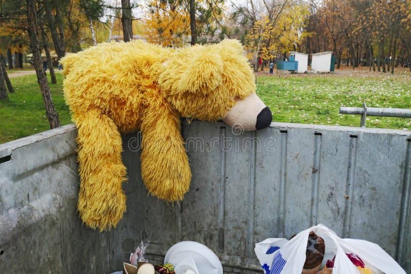 Εγκαταλειμμένος teddy αντέχει στο δοχείο απορριμμάτων Το σύμβολο της αναχώρησης της παιδικής ηλικίας, που μεγαλώνει στοκ εικόνα