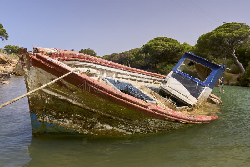 εγκαταλελειμμένο και βυθισμένο αλιευτικό σκάφος στις ακτές του καντίζ στοκ εικόνες με δικαίωμα ελεύθερης χρήσης