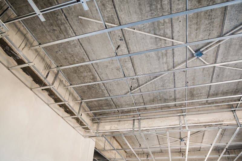 Εγκαταστήστε το πλαίσιο μετάλλων για το ανώτατο όριο πινάκων ασβεστοκονιάματος στοκ εικόνες με δικαίωμα ελεύθερης χρήσης Εγκαταστήστε το πλαίσιο μετάλλων για το ανώτατο όριο πινάκων ασβεστοκονιάματος στοκ εικόνες με δικαίωμα ελεύθερης χρήσης