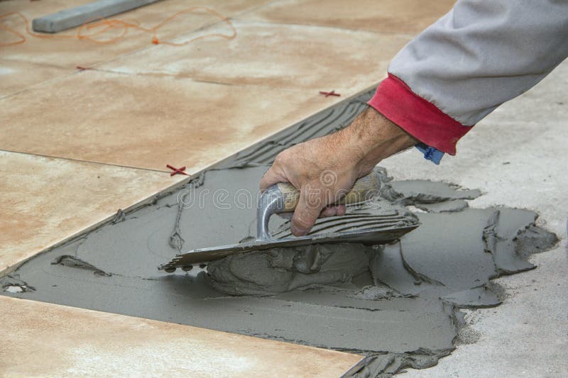 Εγχώρια βελτίωση, ανακαίνιση - handyman κεραμίδι τοποθέτησης με το επίπεδο στοκ εικόνες Εγχώρια βελτίωση, ανακαίνιση - handyman κεραμίδι τοποθέτησης με το επίπεδο στοκ εικόνες