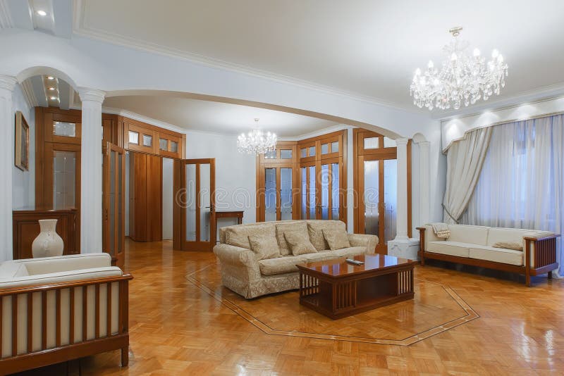 Εγχώρια είσοδος με το ξύλινο πάτωμα Νέο εσωτερικό πολυτέλειας στοκ φωτογραφία με δικαίωμα ελεύθερης χρήσης Εγχώρια είσοδος με το ξύλινο πάτωμα Νέο εσωτερικό πολυτέλειας στοκ φωτογραφία με δικαίωμα ελεύθερης χρήσης