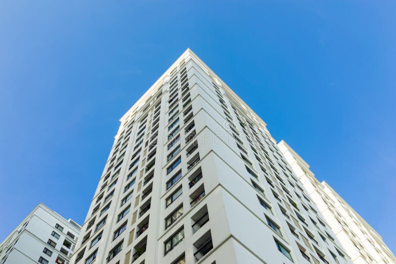 Εδρεύοντα υψηλά κτήρια διαμερισμάτων ενάντια στο μπλε ουρανό στοκ φωτογραφία με δικαίωμα ελεύθερης χρήσης