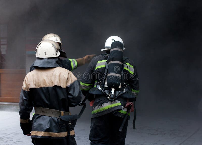 εθελοντείς πυροσβέστες πηγαίνοντας τρία πυρκαγιάς στοκ εικόνες εθελοντείς πυροσβέστες πηγαίνοντας τρία πυρκαγιάς στοκ εικόνες