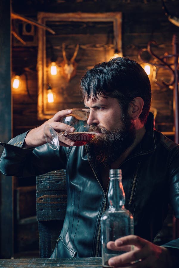 Εθισμός οινοπνεύματος Γενειοφόρο ουίσκυ, κονιάκ ή κονιάκ κατανάλωσης ατόμων Αναδρομικό εκλεκτής ποιότητας εσωτερικό μπαρ Έννοια μ στοκ εικόνα με δικαίωμα ελεύθερης χρήσης Εθισμός οινοπνεύματος Γενειοφόρο ουίσκυ, κονιάκ ή κονιάκ κατανάλωσης ατόμων Αναδρομικό εκλεκτής ποιότητας εσωτερικό μπαρ Έννοια μ στοκ εικόνα με δικαίωμα ελεύθερης χρήσης