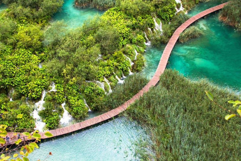 Εθνικό πάρκο λιμνών Plitvice, Κροατία Γέφυρα διάβασης πεζών πέρα από τη λίμνη που περνά από τους καταπληκτικούς μικρούς καταρράκτ στοκ εικόνες Εθνικό πάρκο λιμνών Plitvice, Κροατία Γέφυρα διάβασης πεζών πέρα από τη λίμνη που περνά από τους καταπληκτικούς μικρούς καταρράκτ στοκ εικόνες