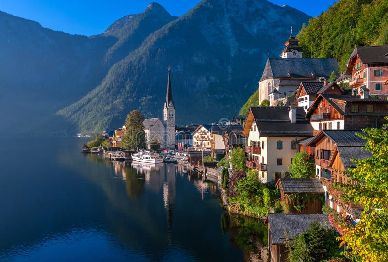 Ειδυλλιακό αλπικό χωριό Hallstatt, Αυστρία λιμνών στοκ εικόνες