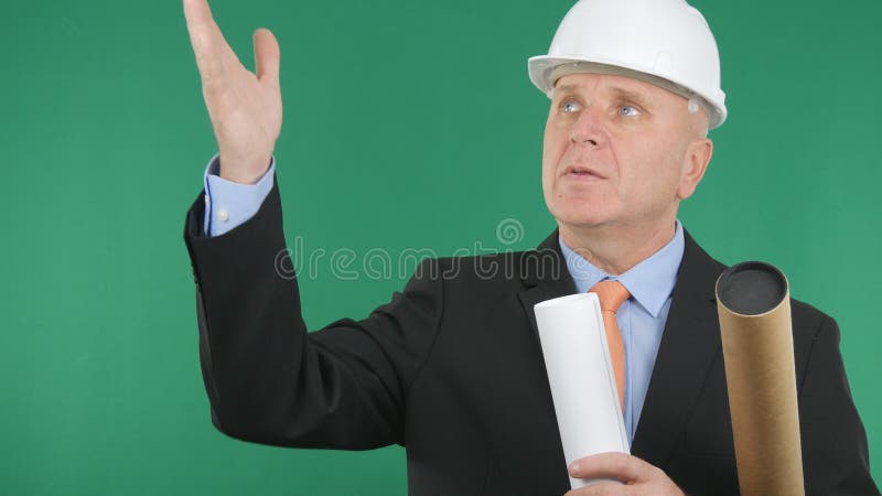 Ειδικός μηχανικός με το διαθέσιμο χέρι Gesturing και ομιλία σχεδίων στοκ φωτογραφία με δικαίωμα ελεύθερης χρήσης Ειδικός μηχανικός με το διαθέσιμο χέρι Gesturing και ομιλία σχεδίων στοκ φωτογραφία με δικαίωμα ελεύθερης χρήσης