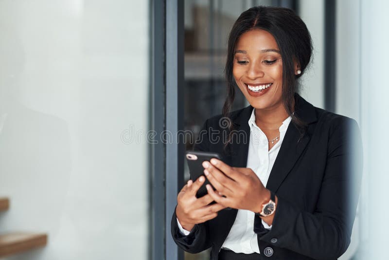 ειδοποίηση smartphone επιχειρηματία και αποστολή μηνυμάτων στο γραφείο για ειδήσεις στο διαδίκτυο ή για δημοσίευση θέσεων εργασίας στοκ εικόνες με δικαίωμα ελεύθερης χρήσης