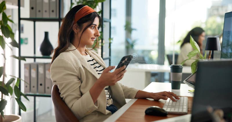 Ειδοποίηση smartphone επιχειρηματία και υπολογιστής στο γραφείο για ειδήσεις επικοινωνίας και δημοσίευση θέσεων εργασίας. Υπάλληλο στοκ εικόνα με δικαίωμα ελεύθερης χρήσης