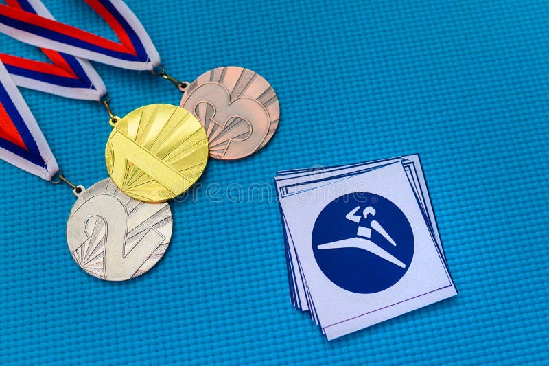 Εικονίδιο taekwondo και μετάλλιο χρυσό και χάλκινο μπλε φόντο μετάλλιο. αρχική ταπετσαρία για το θερινό ολυμπιακό παιχνίδι στο τόκ στοκ φωτογραφία με δικαίωμα ελεύθερης χρήσης