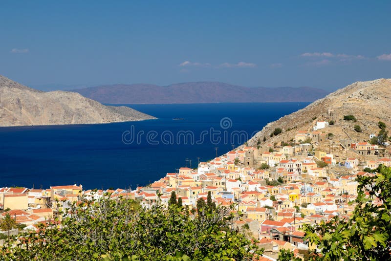 Εικονική παράσταση πόλης του ζωηρόχρωμου ελληνικού νησιού Symi στοκ φωτογραφία με δικαίωμα ελεύθερης χρήσης