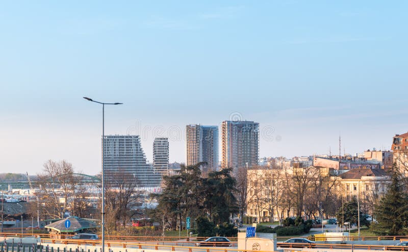 Εικονική παράσταση πόλης των νέων κτηρίων στην πόλη Βελιγραδι'ου με το μπλε ουρανό επάνω από την εκλεκτική εστίαση στοκ εικόνα Εικονική παράσταση πόλης των νέων κτηρίων στην πόλη Βελιγραδι'ου με το μπλε ουρανό επάνω από την εκλεκτική εστίαση στοκ εικόνα