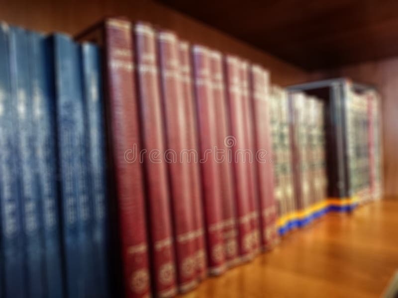 Εικόνα Defocused Πολύχρωμα βιβλία στο ράφι στη βιβλιοθήκη Η επίδραση bokeh στοκ φωτογραφίες
