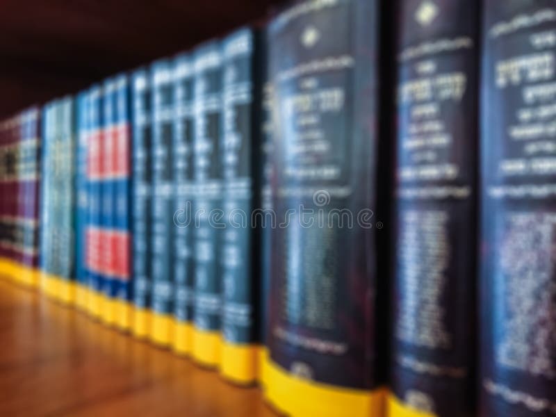 Εικόνα Defocused Πολύχρωμα βιβλία στο ράφι στη βιβλιοθήκη Η επίδραση bokeh στοκ εικόνα
