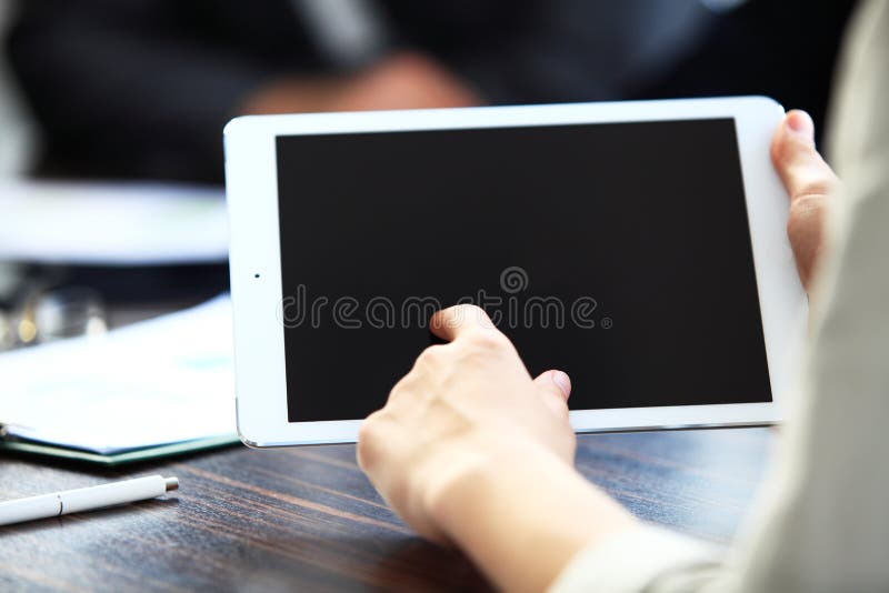 Εικόνα κινηματογραφήσεων σε πρώτο πλάνο ενός εργαζομένου γραφείων που χρησιμοποιεί ένα touchpad που αναλύει στοκ εικόνες με δικαίωμα ελεύθερης χρήσης