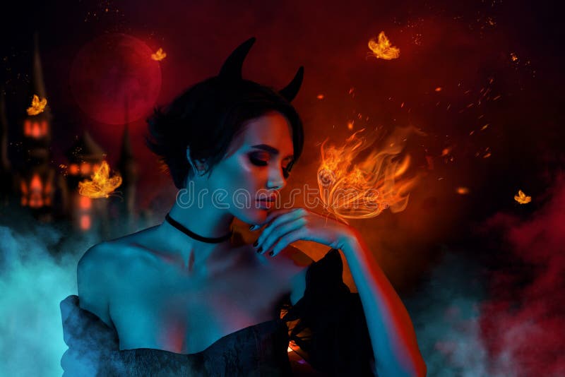 εικόνα κολάζ της κυρίας satan εμφάνιση μυστικιστικά ζωγραφιά χειρός ζωγραφιά πεταλούδα απομονωμένη σε σκοτεινό σκοτεινό χρώμα φόντ στοκ φωτογραφίες