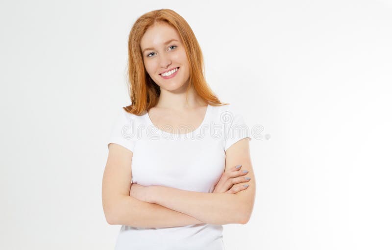 Εικόνα της εύθυμης αρκετά νέας redhead γυναικείας στάσης που απομονώνεται πέρα από το άσπρο υπόβαθρο τοίχων με τα όπλα που διασχί στοκ φωτογραφία με δικαίωμα ελεύθερης χρήσης Εικόνα της εύθυμης αρκετά νέας redhead γυναικείας στάσης που απομονώνεται πέρα από το άσπρο υπόβαθρο τοίχων με τα όπλα που διασχί στοκ φωτογραφία με δικαίωμα ελεύθερης χρήσης