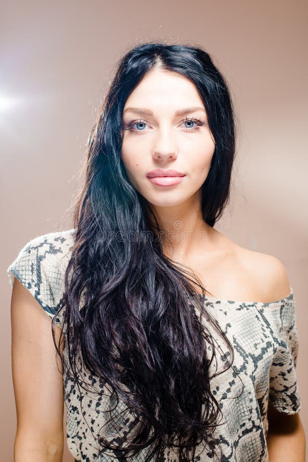 Εικόνα της όμορφης γυναίκας brunette με τα μακριά μαύρα πανέμορφα χείλια μπλε ματιών τρίχας παχουλό απογυμνωμένος ώμος που χαμογελ στοκ φωτογραφία