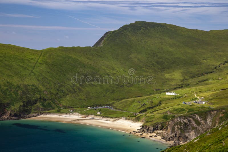 Εικόνα των λόφων και τυρκουάζ στη νήσο Achill της κομητείας Mayo στην Ιρλανδία στοκ φωτογραφία με δικαίωμα ελεύθερης χρήσης