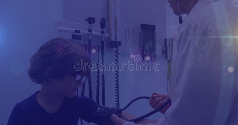 Εικόνα φωτεινών λωρίδων φωτός πάνω από ένα αγόρι και έναν άνδρα γιατρό στο νοσοκομείο στοκ φωτογραφία με δικαίωμα ελεύθερης χρήσης