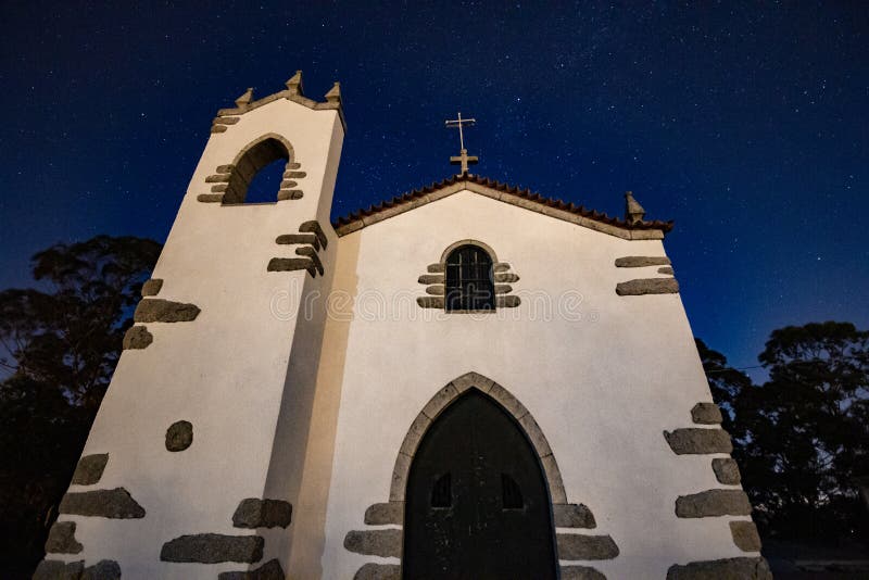 εικόνα χαμηλής γωνίας ενός εκκλησίου από το χωριό villacha που βρίσκεται στην esposende braga portugal στοκ εικόνα