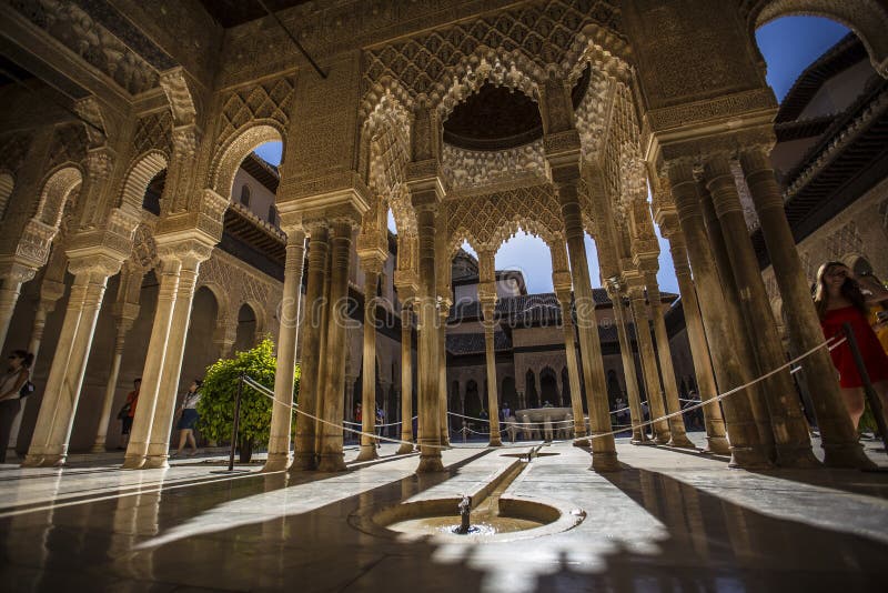εικόνα χαμηλής γωνίας των τόξων mesmerizing στην alhambra που βρίσκεται στη γρανάδα. ισπανία στοκ φωτογραφίες