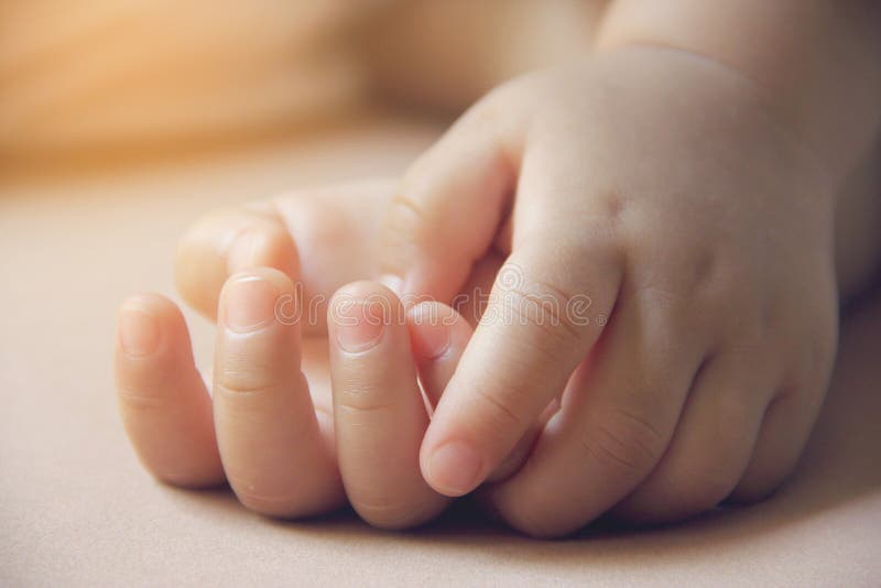 Εικόνα χεριών ενός παιδιού Αυτό το αγόρι κοιμάται τόσο άσχημα ότι δεν θέλει ξυπνήστε το πρωί στοκ εικόνες Εικόνα χεριών ενός παιδιού Αυτό το αγόρι κοιμάται τόσο άσχημα ότι δεν θέλει ξυπνήστε το πρωί στοκ εικόνες