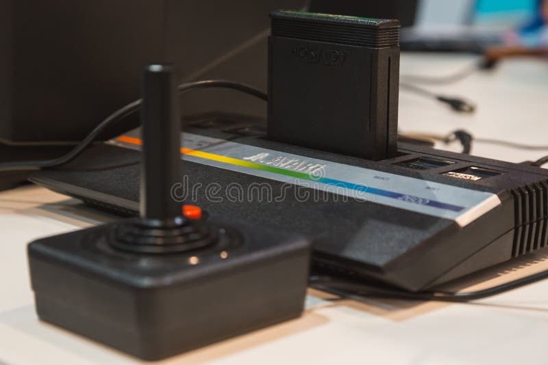Εκλεκτής ποιότητας κονσόλα Atari στην εβδομάδα 2014 παιχνιδιών στο Μιλάνο, Ιταλία στοκ φωτογραφία με δικαίωμα ελεύθερης χρήσης Εκλεκτής ποιότητας κονσόλα Atari στην εβδομάδα 2014 παιχνιδιών στο Μιλάνο, Ιταλία στοκ φωτογραφία με δικαίωμα ελεύθερης χρήσης