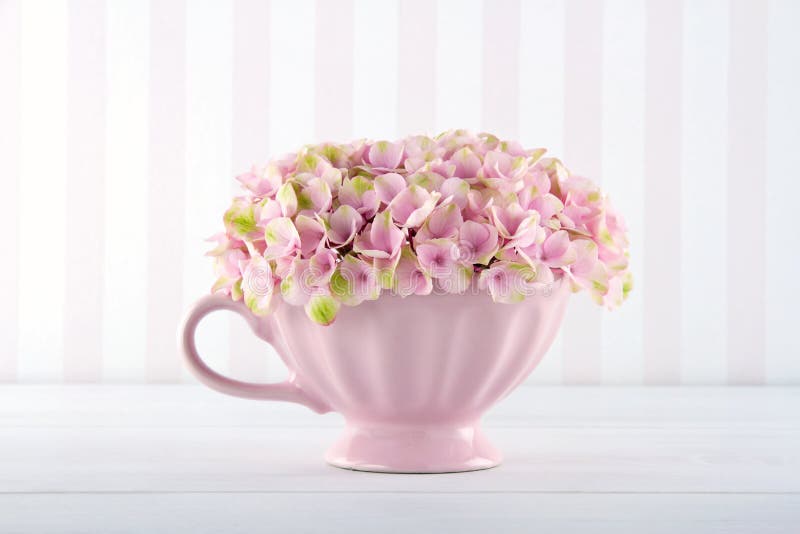Εκλεκτής ποιότητας υπόβαθρο με το ρόδινο hydrangea στοκ εικόνα