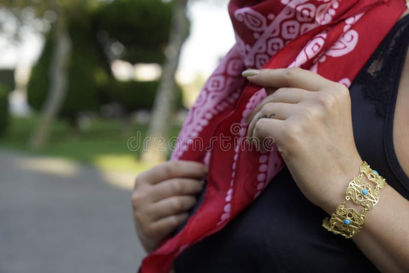 Εκλεκτής ποιότητας χρυσά τουρκικά ασιατικά χειροποίητα βραχιόλια σε ετοιμότητα πρότυπο ` s στοκ φωτογραφίες Εκλεκτής ποιότητας χρυσά τουρκικά ασιατικά χειροποίητα βραχιόλια σε ετοιμότητα πρότυπο ` s στοκ φωτογραφίες