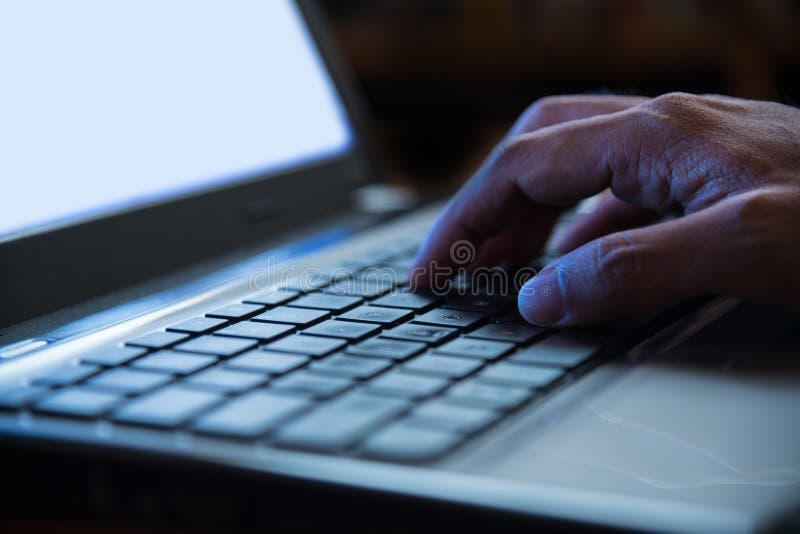 Εκλεκτική εστίαση σε ετοιμότητα ατόμων που δακτυλογραφεί το πληκτρολόγιο ι laptop/PC/computer Εκλεκτική εστίαση σε ετοιμότητα ατόμων που δακτυλογραφεί το πληκτρολόγιο ι laptop/PC/computer