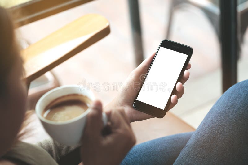 Εκλεκτική τηλεφωνική συνεδρίαση εκμετάλλευσης χεριών γυναικών εστίασης στον καφέ SH στοκ φωτογραφίες με δικαίωμα ελεύθερης χρήσης