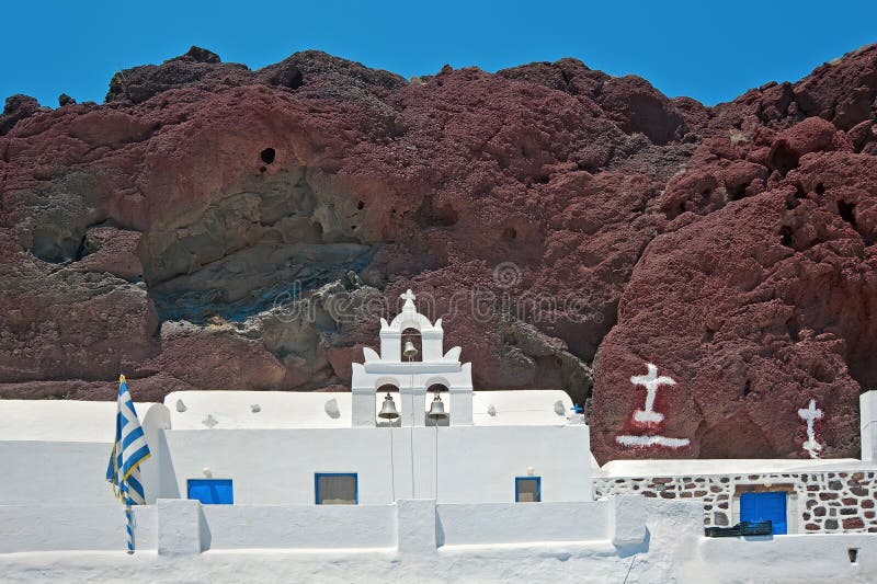 Εκκλησία και κόκκινα βουνά Akrotiri, Santorini, Ελλάδα στοκ εικόνες με δικαίωμα ελεύθερης χρήσης Εκκλησία και κόκκινα βουνά Akrotiri, Santorini, Ελλάδα στοκ εικόνες με δικαίωμα ελεύθερης χρήσης
