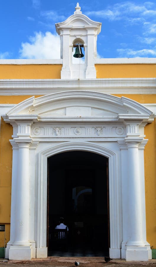 Εκκλησία μέσα σε Castillo SAN Felipe del Morro στοκ φωτογραφία με δικαίωμα ελεύθερης χρήσης Εκκλησία μέσα σε Castillo SAN Felipe del Morro στοκ φωτογραφία με δικαίωμα ελεύθερης χρήσης
