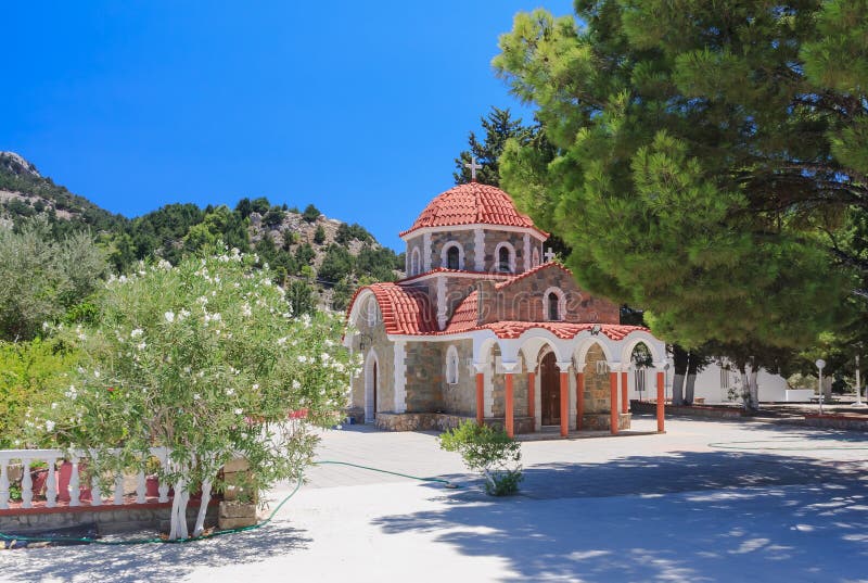 Εκκλησία στον τρόπο στο βουνό Tsambika Νησί της Ρόδου στοκ εικόνα με δικαίωμα ελεύθερης χρήσης Εκκλησία στον τρόπο στο βουνό Tsambika Νησί της Ρόδου στοκ εικόνα με δικαίωμα ελεύθερης χρήσης