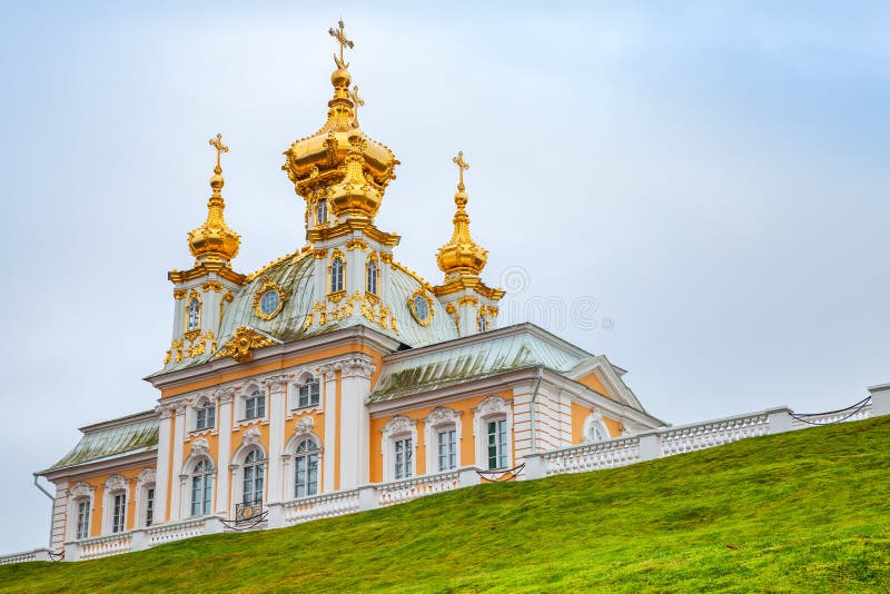 Εκκλησία των Αγίων Peter και Paul στο λόφο σε Peterhof στοκ φωτογραφίες Εκκλησία των Αγίων Peter και Paul στο λόφο σε Peterhof στοκ φωτογραφίες