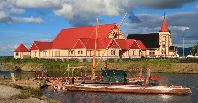 Εκκλησία πίστης ` s Αγίου και Maori κανό, Rotorua, NZ στοκ εικόνες