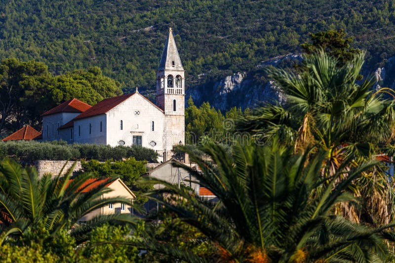εκκλησία που στέκεται πάνω από μια μικρή πόλη μέδουσα στο νησί χβαρ στοκ εικόνες με δικαίωμα ελεύθερης χρήσης
