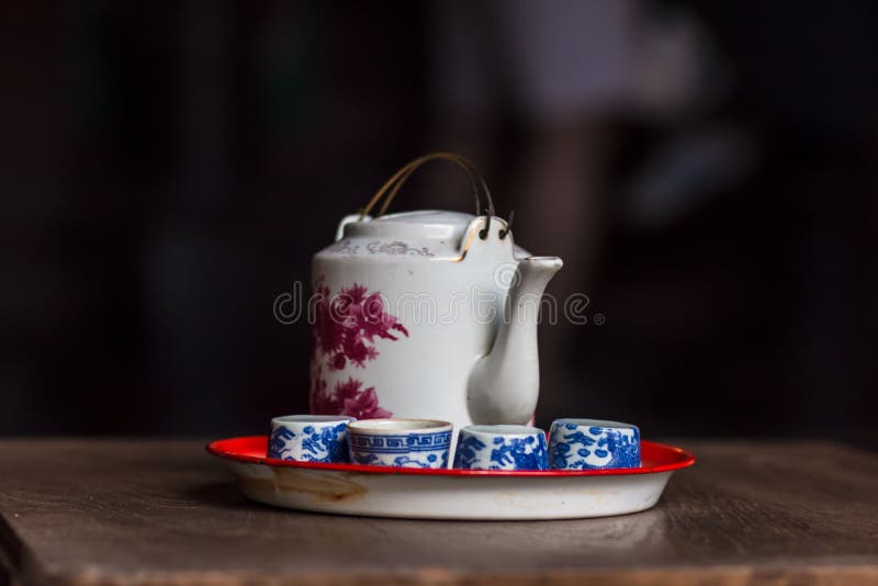 Εκλεκτής ποιότητας κινεζικά teapot και τσαγιού φλυτζάνια στον ξύλινο πίνακα, κινεζικό τσάι στοκ εικόνες με δικαίωμα ελεύθερης χρήσης Εκλεκτής ποιότητας κινεζικά teapot και τσαγιού φλυτζάνια στον ξύλινο πίνακα, κινεζικό τσάι στοκ εικόνες με δικαίωμα ελεύθερης χρήσης