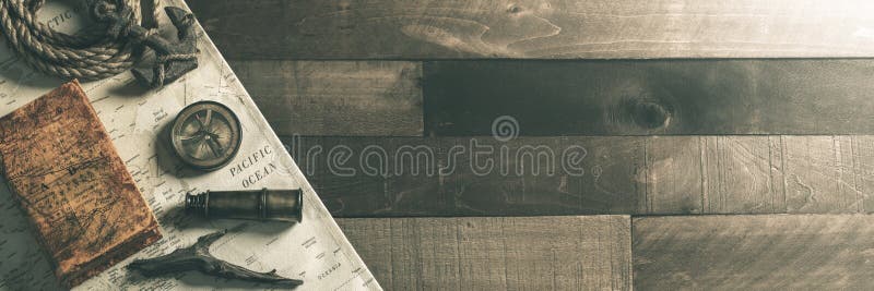Εκλεκτής ποιότητας ναυτικά όργανα ταξιδιού με το σχοινί και την άγκυρ στοκ φωτογραφία με δικαίωμα ελεύθερης χρήσης Εκλεκτής ποιότητας ναυτικά όργανα ταξιδιού με το σχοινί και την άγκυρ στοκ φωτογραφία με δικαίωμα ελεύθερης χρήσης