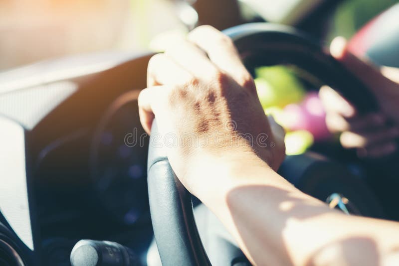 Εκλεκτικά χέρια οδηγών αυτοκινήτων εστίασης που κρατούν το τιμόνι στοκ φωτογραφίες Εκλεκτικά χέρια οδηγών αυτοκινήτων εστίασης που κρατούν το τιμόνι στοκ φωτογραφίες