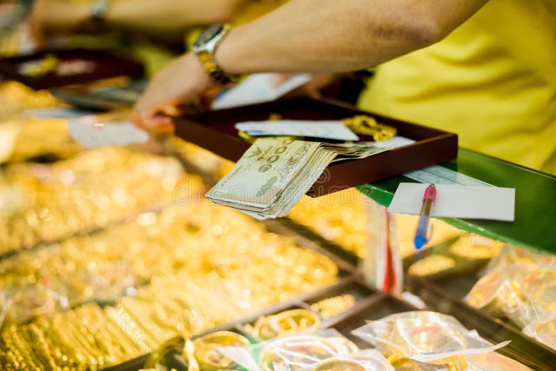 Εκλεκτική εστίαση στο τραπεζογραμμάτιο και το προσωπικό με το παλαιό κόσμημα στοκ εικόνες με δικαίωμα ελεύθερης χρήσης Εκλεκτική εστίαση στο τραπεζογραμμάτιο και το προσωπικό με το παλαιό κόσμημα στοκ εικόνες με δικαίωμα ελεύθερης χρήσης